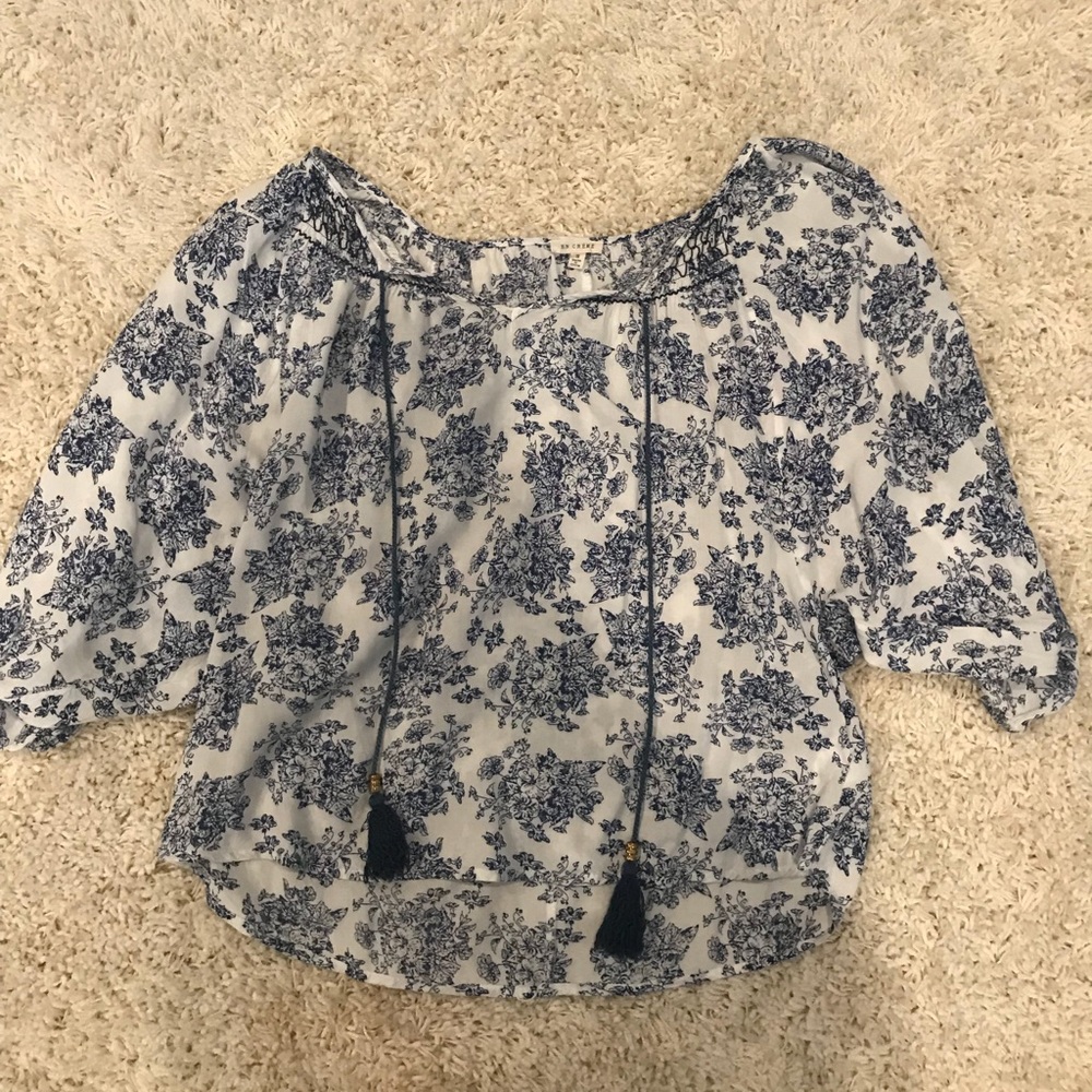 En creme blouse